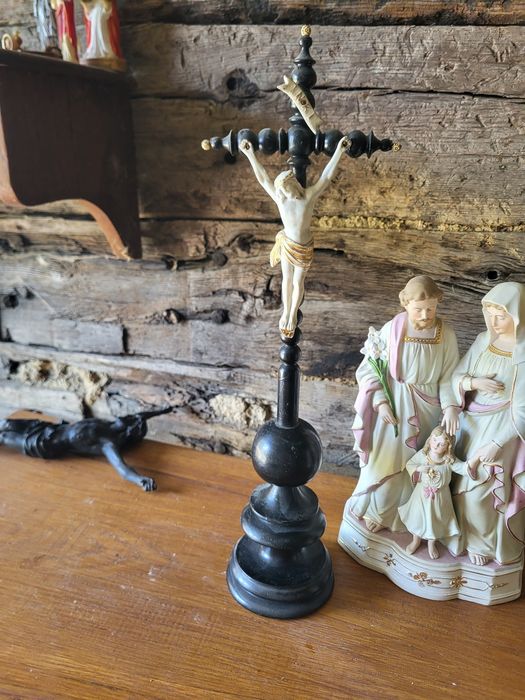 Zabytkowy drewniany krzyż 51cm biskwit Jezus
