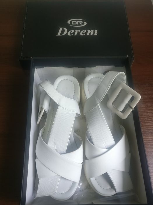 Босоножки кожаные Derem