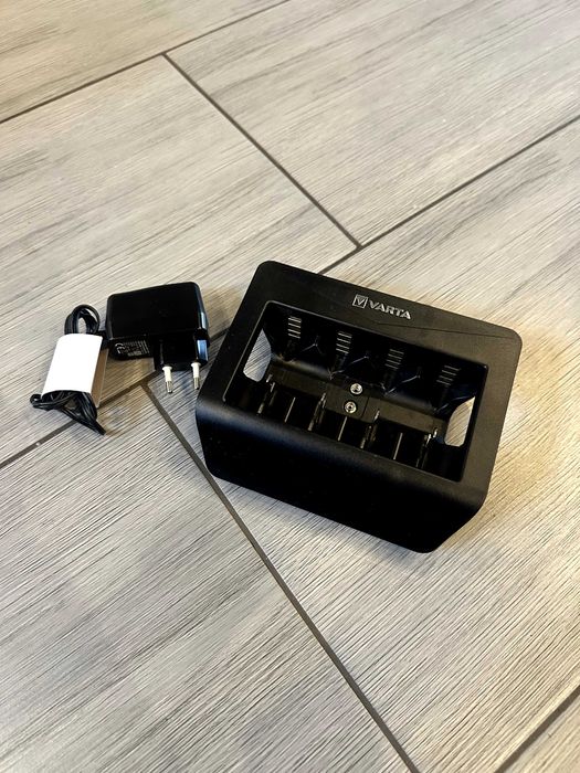 Ładowarka akumulatorków Ni-MH VARTA LCD UNIVERSAL CHARGER PLUS