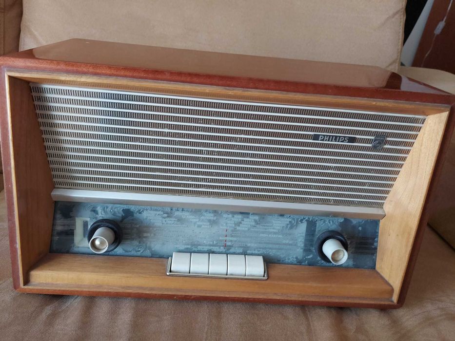 Rádio Antigo Phillips Modelo B4LN46A fabricado em 1964 A funcionar