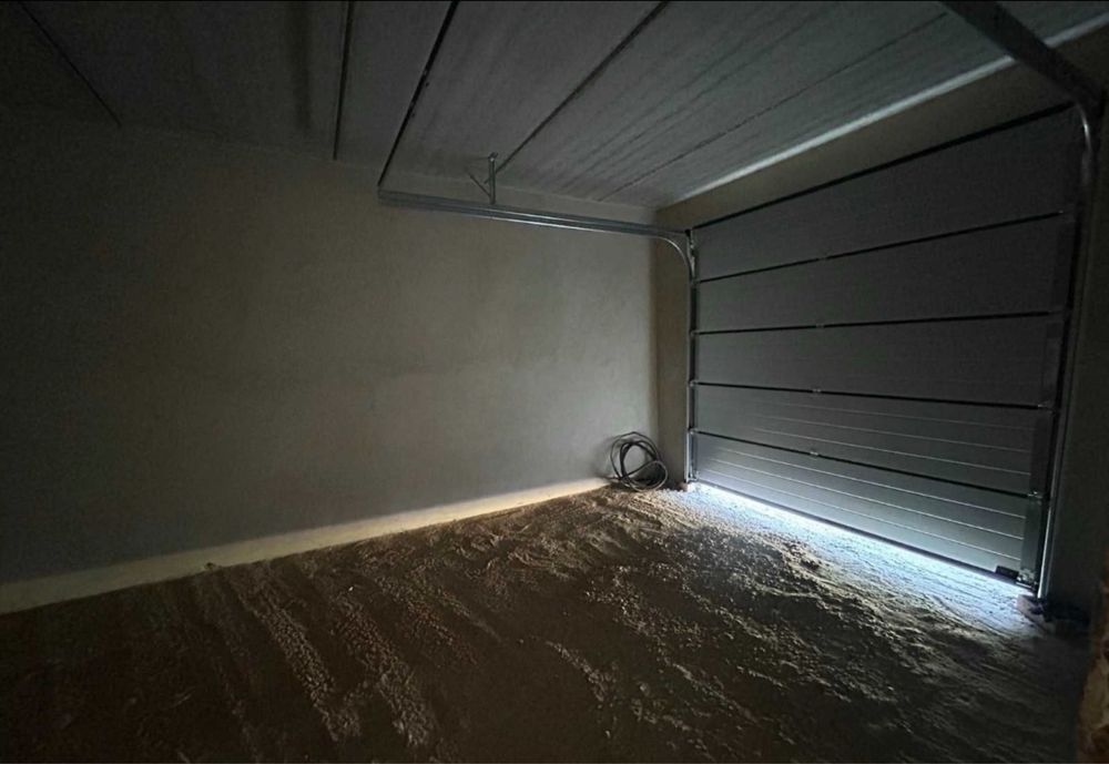 Таунхаус з гаражем Готовий до ремонту.Підведені всі комунікації