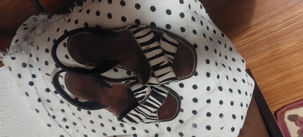 Sandálias preta e branca 35