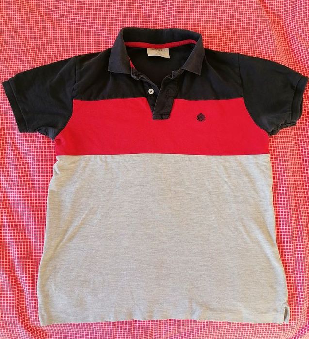 Polo de manga curta com três cores.