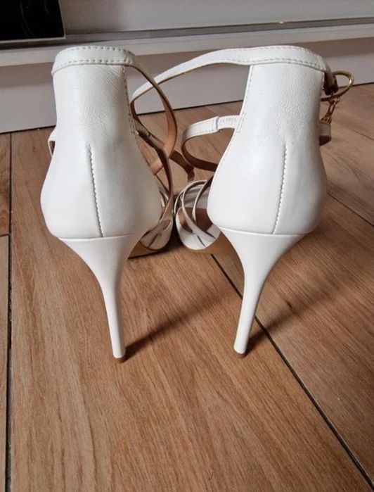 Nowe sandałki na szpilce Kazar, rozm. 39, kość słoniowa