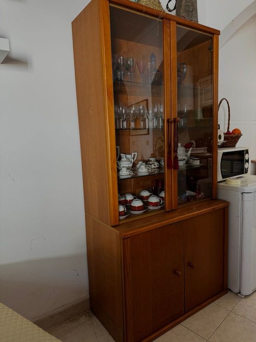 Móvel com vitrine