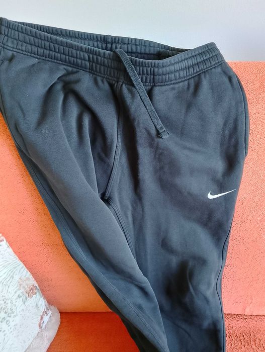 NIKE. Spodnie dresowe. Uszkodzone.