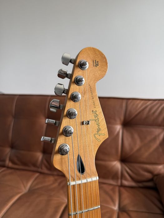 Fender Stratocaster Sunburst c/ Maple Neck