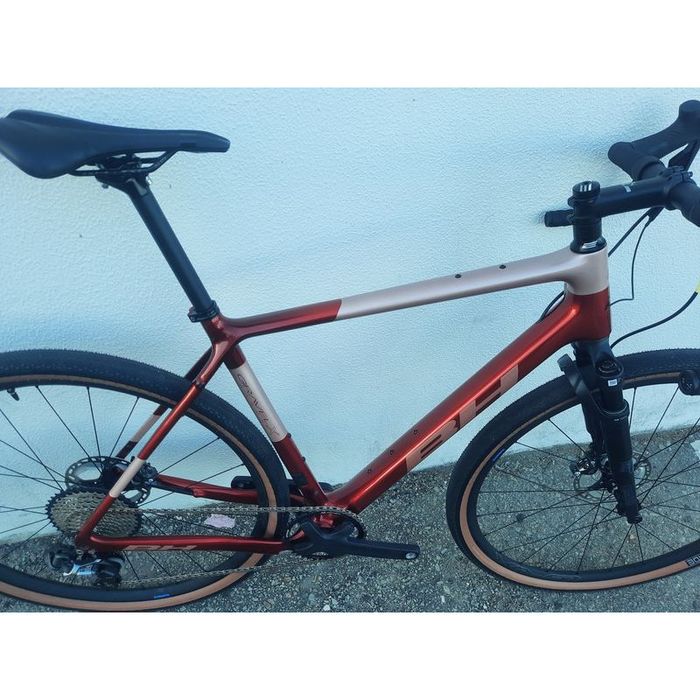 Bicicleta de exposicao de gravel de carbono