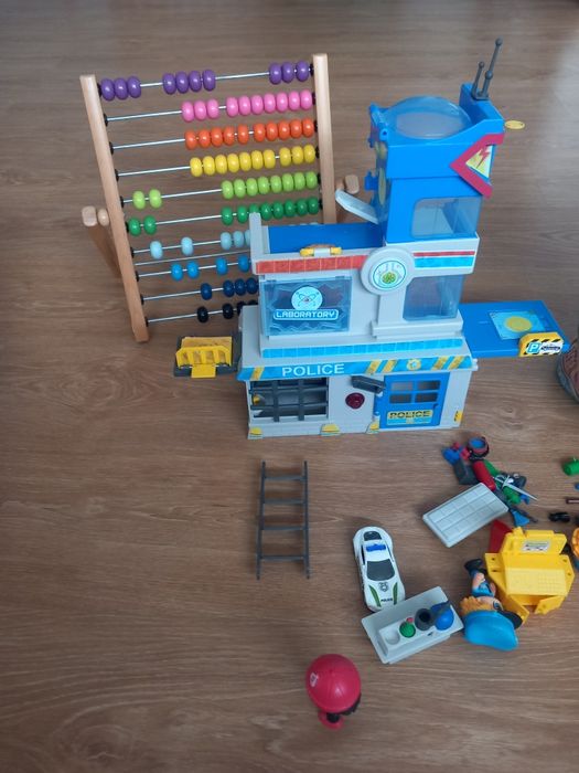 Vários brinquedos capacete