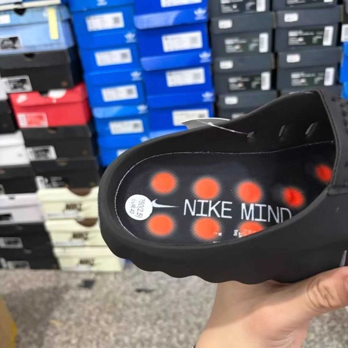 Czarne kapcie Nike Mind 001 R.39