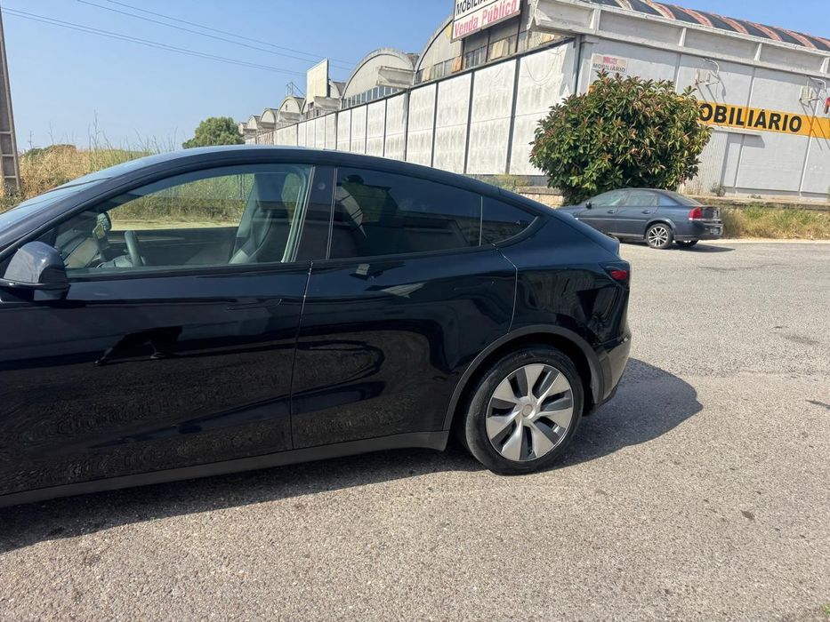 Tesla model y standard range