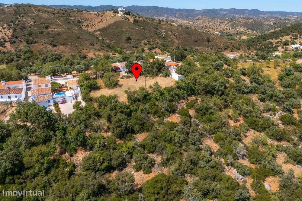 Ruína com Terreno de 2.100m2, Vista Mar e Potencial de Reabilitação –