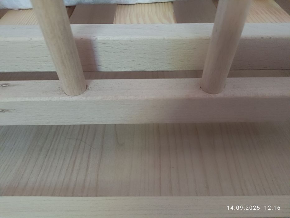 Детская кроватка с ящиком и маятником