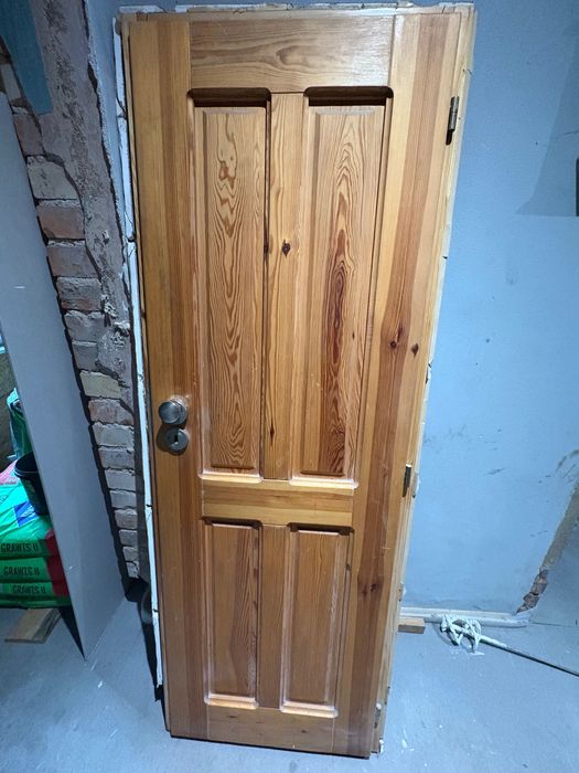 Drzwi drewniane z ościeżnicą