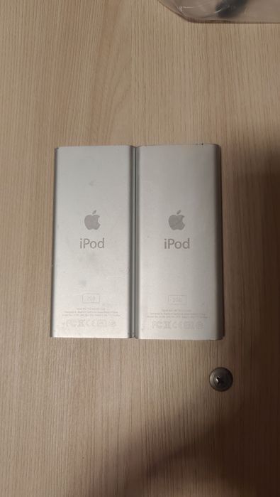 Два плеєри Apple iPad nano 2 другого покоління