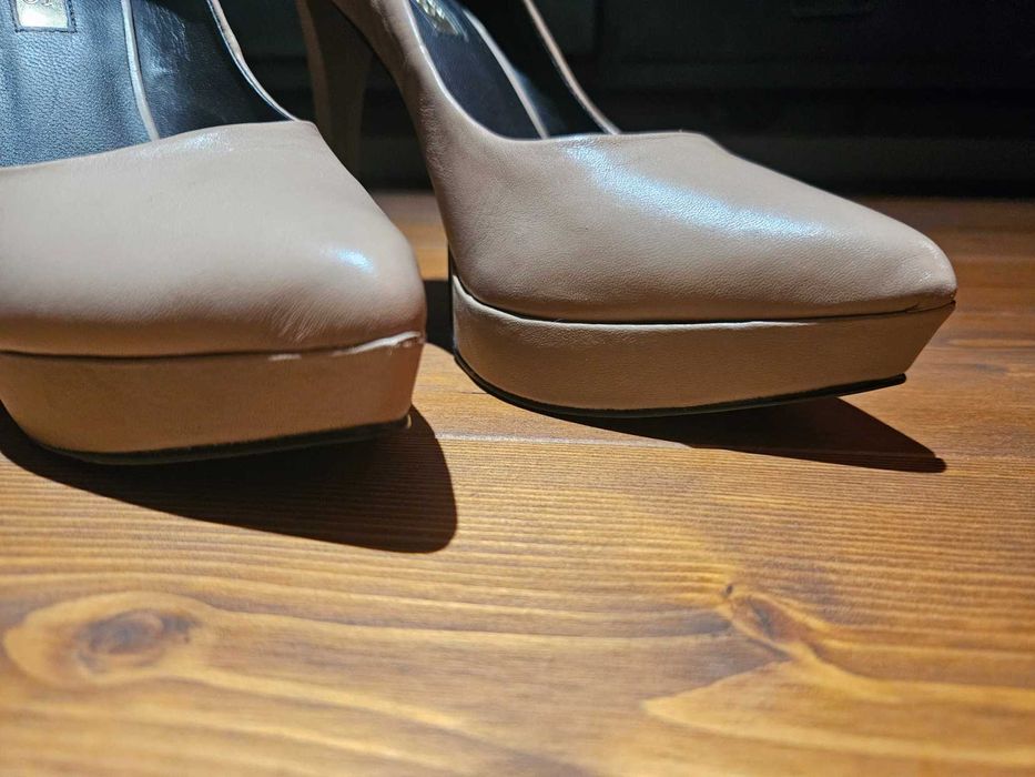 Szpilki Guess 38 kremowe