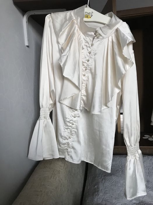 Готичні білі рубашки по 400, 1 на фото шовкова , довге взуття і кофти