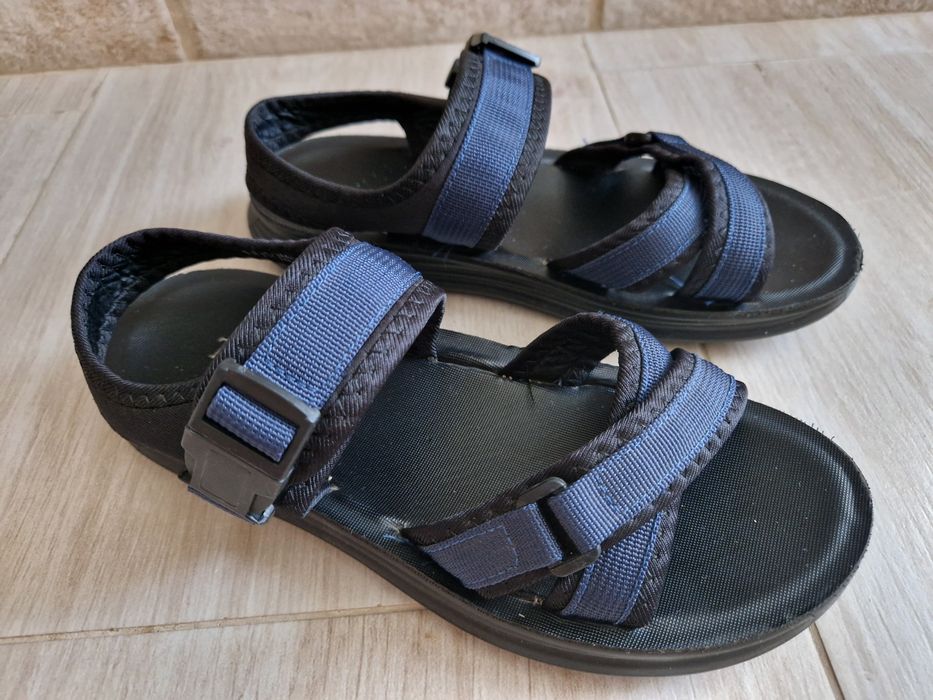 Продам підліткові сандалі