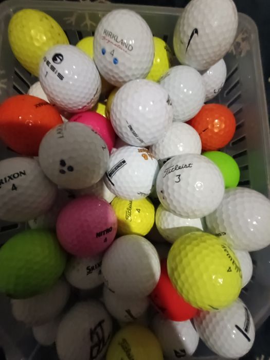 Conjunto de 200 bolas taylormade e callaway e titleist em bom estado