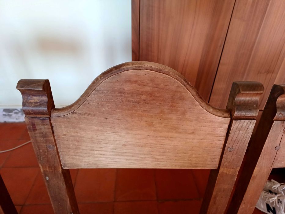 4 Cadeiras rustica de madeira maçica de castanho
