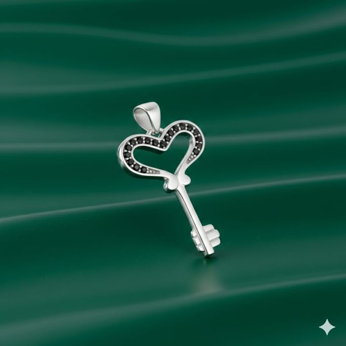 Srebrny wisiorek (klucz) z cyrkoniami