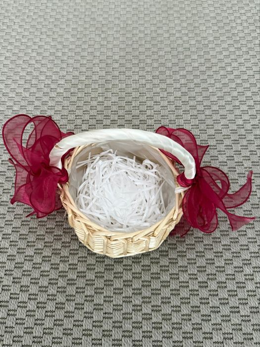 Cesto pequeno decorativo usado para alianças de casamento