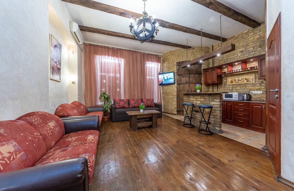 Замок для 4 людей на майдані Незалежності . Вул.Костельна 9