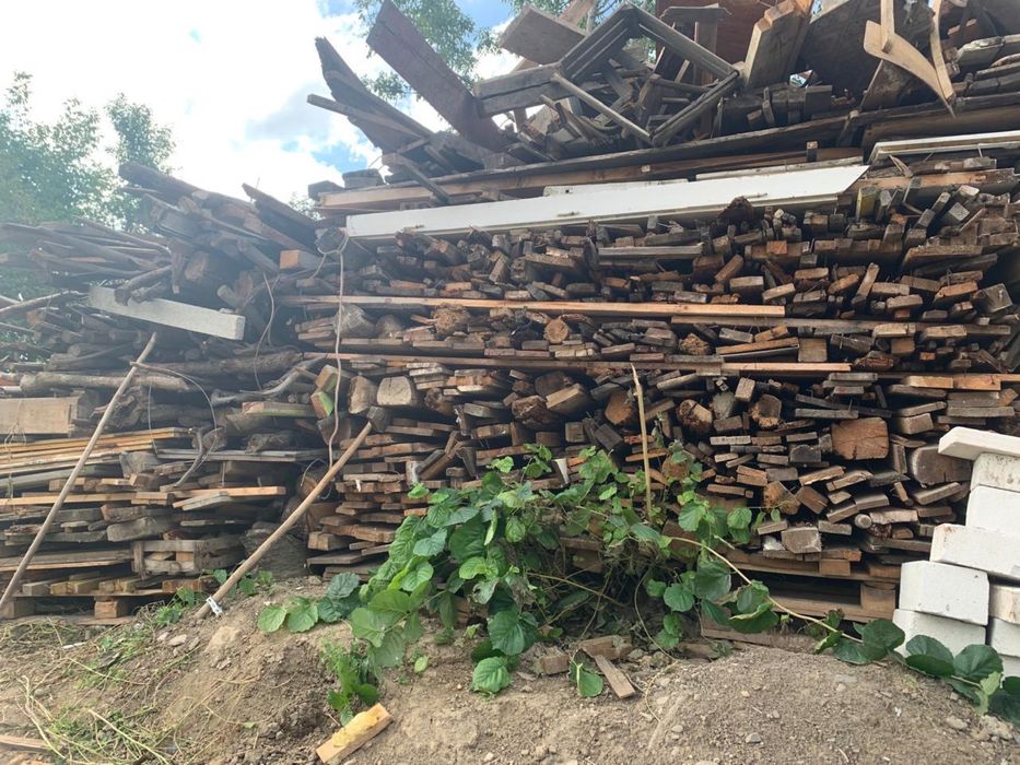 Дрова, дошки, двері