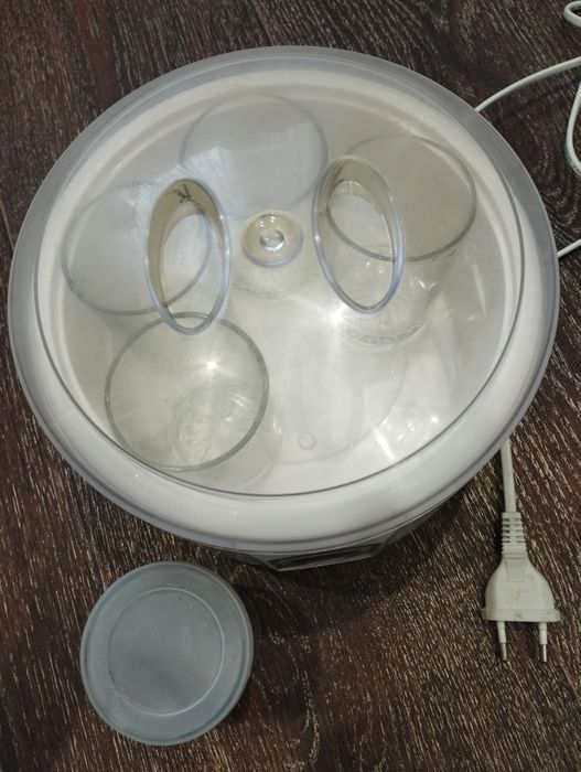 Йогуртниця на п'ять скляних стаканчиків