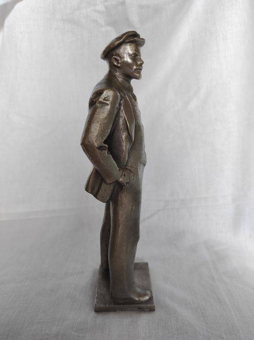 Статуетка Ленін, який стоїть