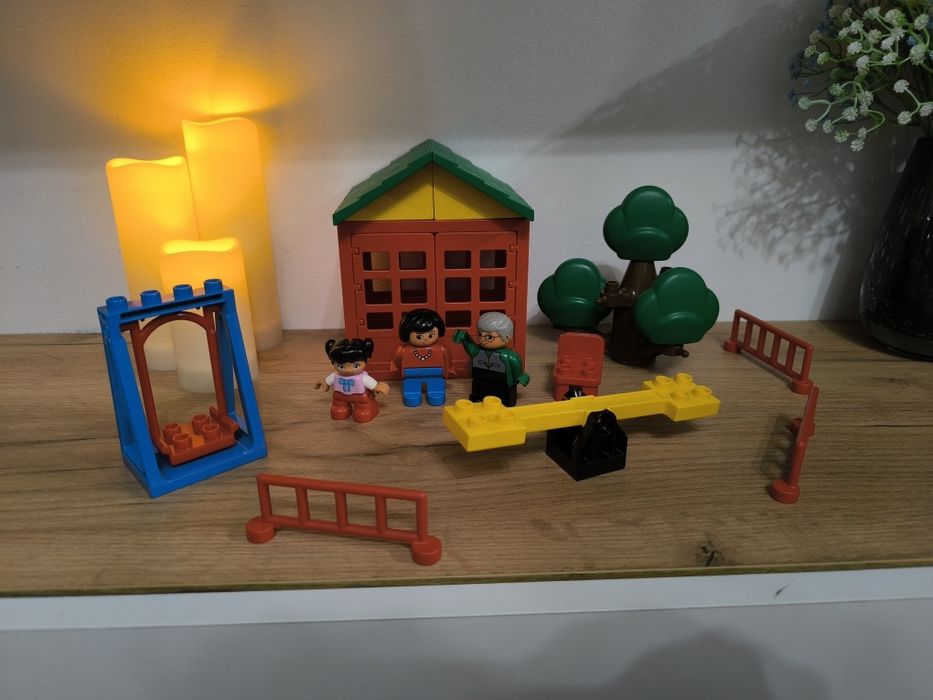 Duplo domek retro z postaciami i dodatkami - plac zabaw drzewo płotki