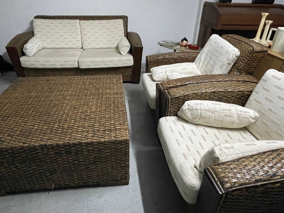 Conjunto de sofá duplo, dois individuais e mesa (1x1m)