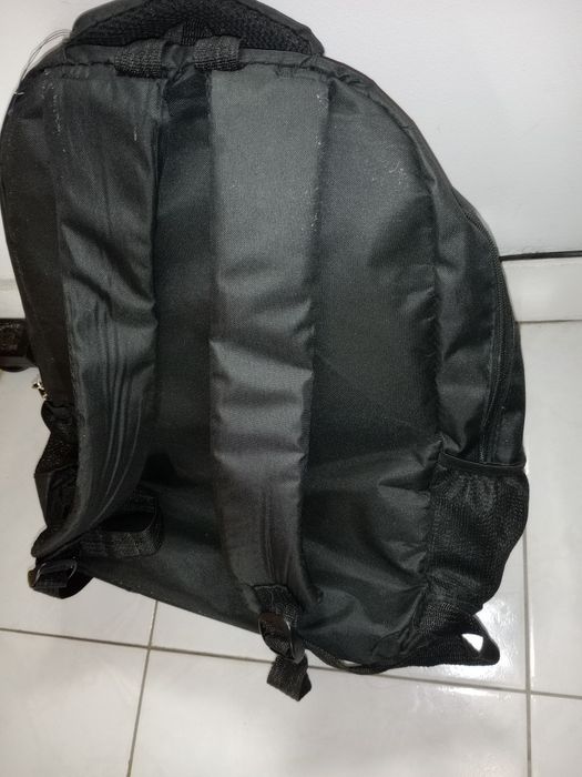 5€ Mochila com vários zonas de arrumação mas em bom estado