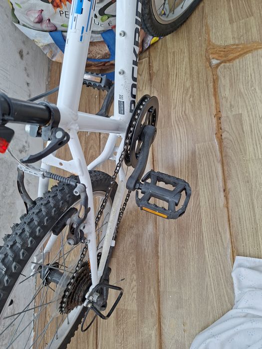 Bicicleta btt rockrider st 120 20" branco todo o terreno, com 6 velocidades e rodas/aro de 20 polegadas.