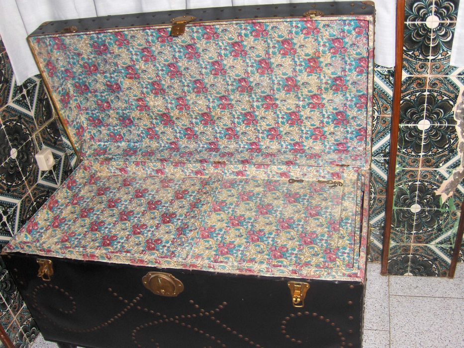 Mala antiga de arrumação em madeira, forrada a napa preta