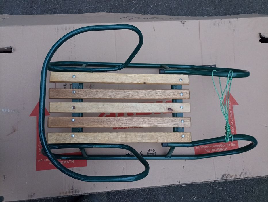 Санки как для детей так и для взрослых.