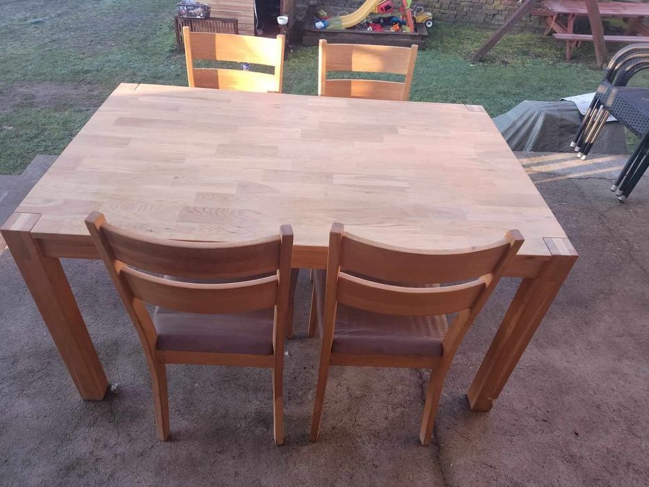 Stół z litego dębu.