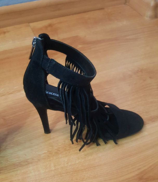 sandałki na szpilce z frędzlami