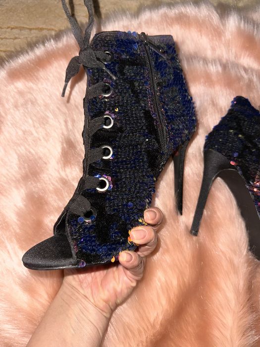 Шикарні ошатні святкові туфлі ботіки в паєтках 40 каблук