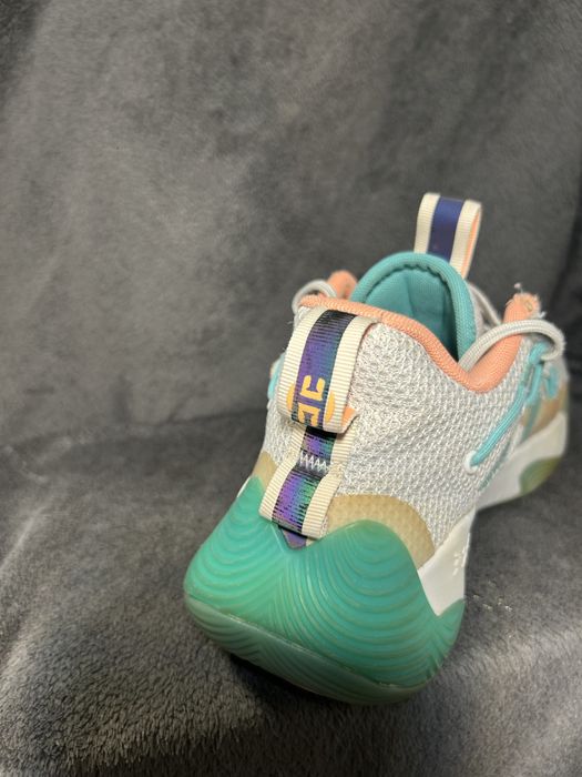 Баскетбольні кросівки адідас