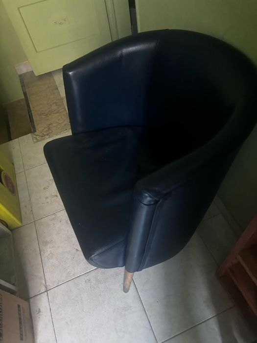 Duas Cadeiras estofadas em couro