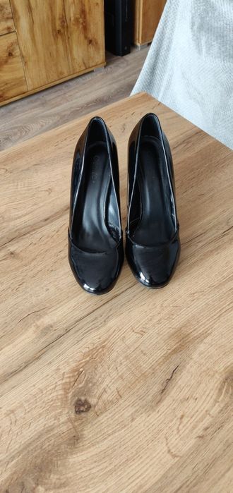 Czarne buty na wysokim obcasie