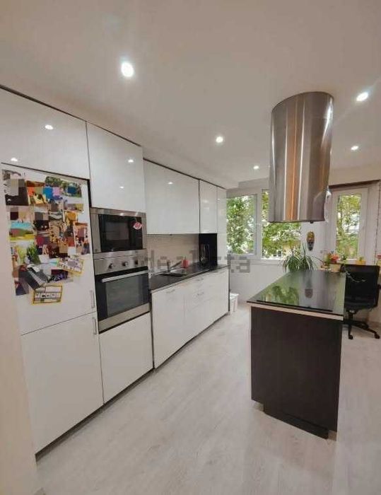 Two-bedroom apartment for rent in Rua República da Bolívia, Benfica
