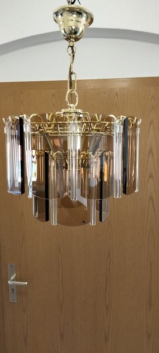 Żyrandol z czasów PRL.