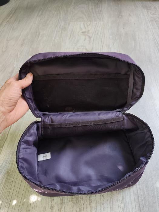 Fioletowa kosmetyczka podróżna