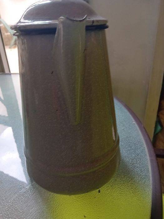 Vende cafeteira antiga em esmalte