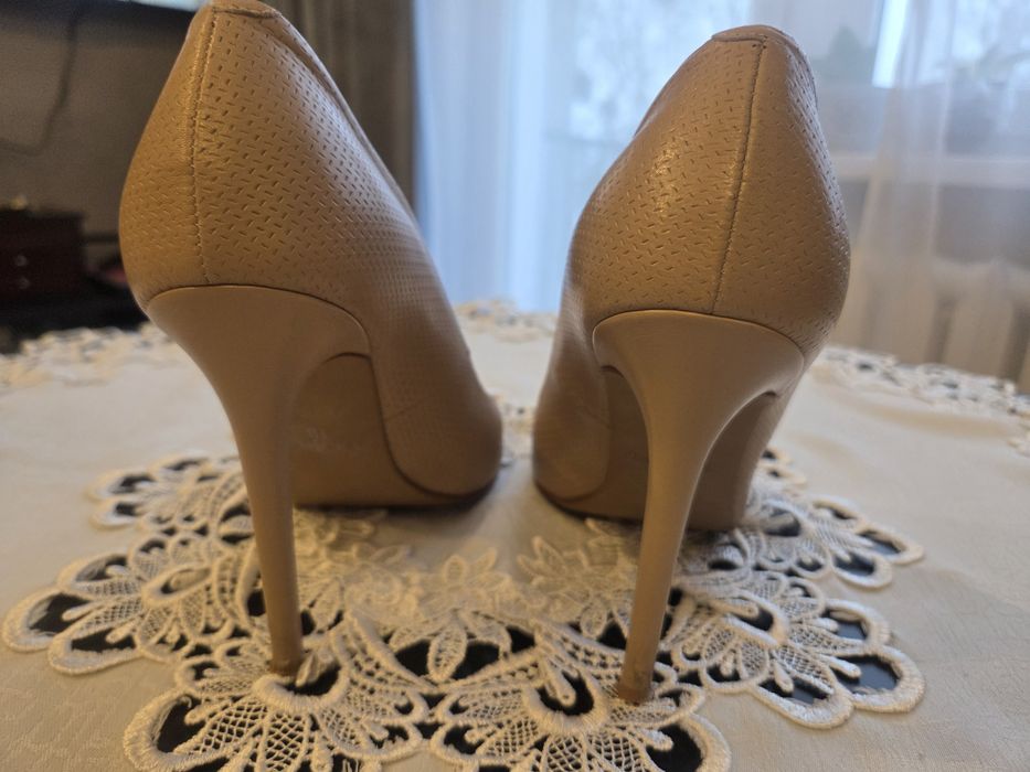 Szpilki beżowe Badura 38