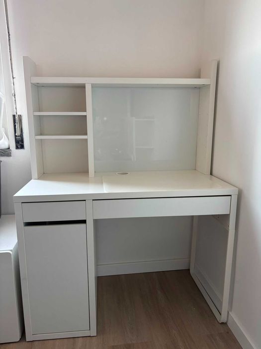 Vendo conjunto secretária e cadeira escritorio