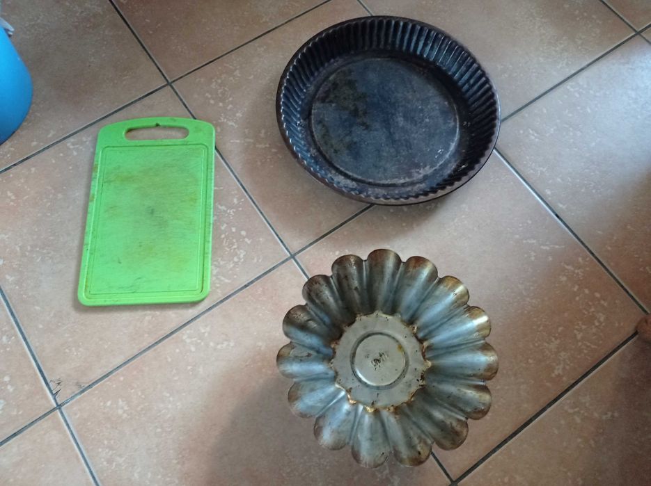 Продам 2 форми для випічки і доску для різання в гарному стані