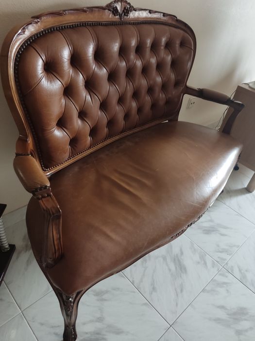 Cadeirão em pele e madeira